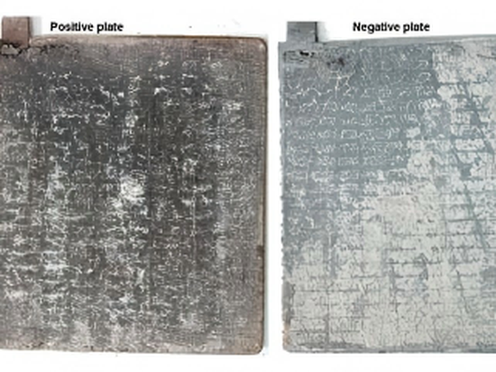 Sulfated plates in a lead-acid battery (damaged plates) Sulfated plates in a lead-acid battery (damaged plates)
